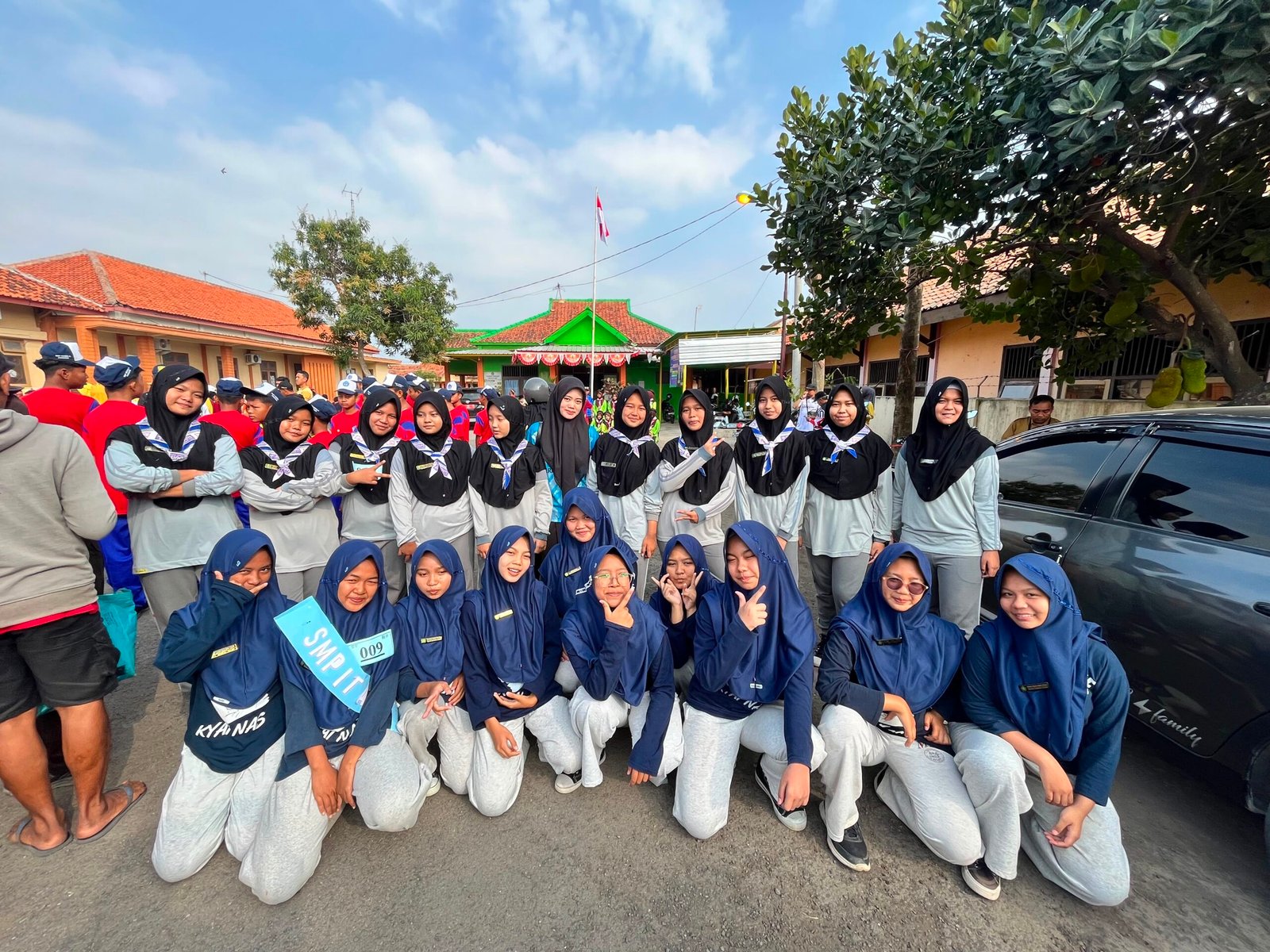 SMPIT Al Falah Songgom Semarakkan HUT RI ke-81 Lewat Lomba Gerak Jalan Tingkat Kecamatan